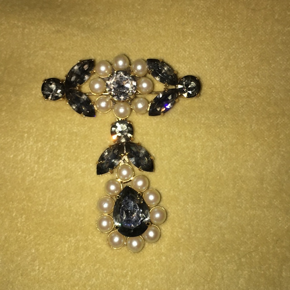 Gorgeous crystal and pearl brooch